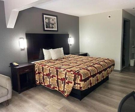Speedway Inn & Suites Гриффин Экстерьер фото