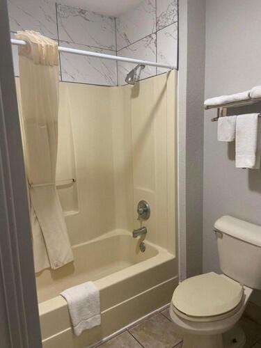 Speedway Inn & Suites Гриффин Экстерьер фото